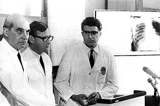 Klaus Heirler/dpa | Die Münchner Chirurgen Rudolf Zenker (l), Werner Rudolph (m) und Werner Klinner (r) bestätigen am 14. Februar 1969 vor Journalisten, dass am 13. Februar 1969 die erste Herztransplantation in der Bundesrepublik durchgeführt wurde. (Archivbild)