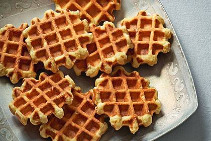 Julia Ruby Hildebrand/Christian Verlag/dpa-tmn | Mit den Resten von Sauerteig lassen sich wunderbare Waffeln zaubern. Ein Rezept hierfür liefert Sonja Bauer in ihrem Buch «Sauerteig kann alles».