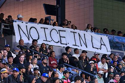 Javier Rojas/PI via ZUMA Press Wire/dpa | Auch im Fußball regt sich Protest gegen die Trump-Politik.