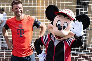 Sven Hoppe/dpa | Thomas Müller, hier in Orlando mit Micky Maus, ist nach der Club-WM weg.