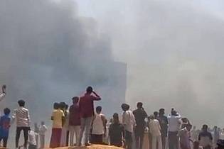 Mohan Nakum/Mohan Nakum/AP/dpa | Nach dem Absturz war in Ahmedabad Rauch zu sehen.