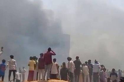 Mohan Nakum/Mohan Nakum/AP/dpa | Nach dem Absturz war in Ahmedabad Rauch zu sehen.