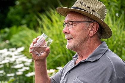 Benjamin Nolte/dpa-tmn | Mit dem Alter kann das Durstgefühl nachlassen: Regelmäßiges Trinken ist entscheidend, um Austrocknung zu vermeiden.