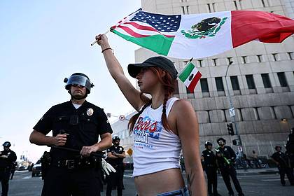 Gabrielle Lurie/San Francisco Chronicle/AP/dpa | Demonstranten protestieren gegen die Festnahmen und Abschiebungen durch die US-Einwanderungsbehörde ICE.