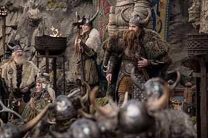 Helen Sloan/Universal Pictures/dpa | Gerard Butler (r, hinten) als Wikingerhäuptling Stoick in einer Szene des Films «Drachenzähmen leicht gemacht».