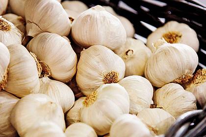 Monique Wüstenhagen/dpa-tmn | Knoblauch kommt in vielen Rezepten zum Einsatz. Je nach Technik riecht man ihn nach dem Verzehr.