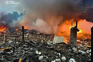Uncredited/Ukrainian Emergency Service/AP/dpa | Russland greift die Ukraine immer wieder mit Drohnen an. (Archivbild)