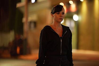 David Scott Holloway/Splendid Films/dpa | Christina Ricci als Alice in einer Szene des Films «Guns Up».