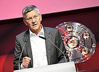 Bayern-Präsident Herbert Hainer erwartet eine starke Leistung des FCB im Spitzenspiel gegen den BVB.