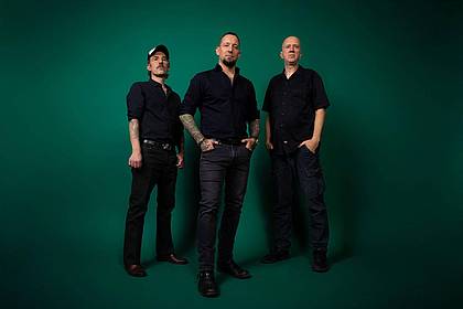 Brittany Bowman/Universal Music/dpa | Die dänische Metal-Band Volbeat eroberte Platz eins der Charts.