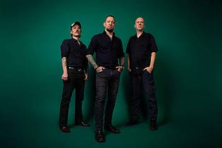 Brittany Bowman/Universal Music/dpa | Die dänische Metal-Band Volbeat eroberte Platz eins der Charts.