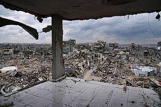 Abdel Kareem Hana/AP/dpa | Ein Blick auf die durch die israelische Luft- und Bodenoffensive verursachten Zerstörungen im nördlichen Gazastreifen. (Archivbild)