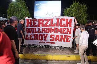 Murat Akbas/dpa | Fans von Galatasaray begrüßten Leroy Sané mit einem Plakat.