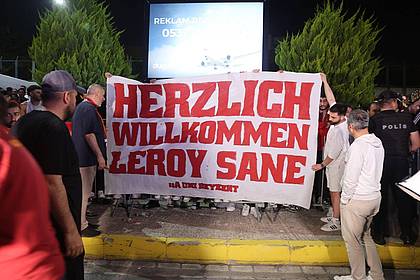Murat Akbas/dpa | Fans von Galatasaray begrüßten Leroy Sané mit einem Plakat.